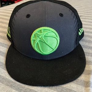 NBA 9FIFTY NEW ERA BLACK AND ELECTRIC GREEN SNAP BACK WOLVES HOWL TOGETHER